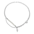 Collar hip hop de acero de titanio con perlas blancas y colgantes de corazón en fondo blanco - Collar de 52CM (D7009)