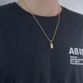 Dettaglio di un ciondolo rettangolare dorato minimalista su una collana a maglia snake - D5006 Color Oro (50+5)