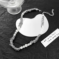 Dettaglio della collana con pietre occhio di gatto e spirali metalliche su carta nera - Collana di perline di design (D4004项链)
