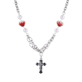Detalle del colgante de cruz negra con corazones de diamantes rojos y perlas en cadena - Corazón Rojo (JB232) / Rojo
