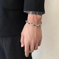 Bracelet à chaîne argentée polie au poignet assorti à une veste de costume noire élégante - Bracelet (23cm) / Argent