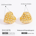 Goldene herzförmige Ohrstecker aus Edelstahl mit gewebter Textur und klaren Kristallen - 18K Vergoldet / Goldener gewebter Herzstil (EH11676)