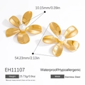 Orecchino a fiore in acciaio inossidabile dorato 18K con perla bianca e finitura opaca - Stile Fiore e Perla (EH11107)