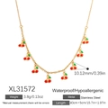 Collana di ciliegie in acciaio inossidabile con ciondoli rossi e foglie verdi, catena oro - Collana Ciliegia (XL31572)