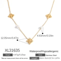 Collar de acero inoxidable chapado en oro 18K con tréboles y perlas blancas - Estilo de Trébol y Perla (ZL31635) / Dorado