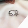 Verstellbarer silberner Ring mit Stern und Zirkonia auf Stoffhintergrund im Modedesign - Silber (D7301)