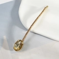Dettaglio fermaglio dorato con gemma ambra ovale e pavé di strass scintillanti - Giallo Chiaro (B5202)
