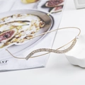 Goldenes Wellen-Haarreif mit funkelnden Strasssteinen und weißer Perle für Damen - Perle Gold Stil (C8210)