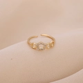 Verstellbarer vergoldeter geometrischer Ring mit Zirkonia-Mikropavé auf rosa Stoff - Gold (d7108)