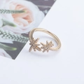 Funkelnder offener Ring mit zwei Seesternen, Zirkonia-Besatz und eleganter Vergoldung - Gold L1407
