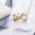 Anello vintage dorato con foglie e zirconi mostrato da un'angolazione di 45 gradi - Oro
