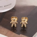 Goldene Bärenohrringe mit Herz-Zirkonia-Inlay auf gemütlichem ästhetischem Hintergrund - Gold