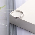 Anillo abierto plateado con doble fila de circonitas micro-pavé de diseño elegante - Estilo de Strass Entrelazado (D8409) / Plateado