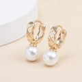 Orecchini a cerchio dorati con perla e motivo trapuntato per uno stile minimalista - Oro