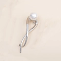 Elegante fermaglio per capelli in metallo ritorto argento con perla bianca lucida - Argento (C2401)