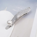 Detailansicht der silbernen Haarklammer mit kleinen Perlen und glitzernden Kristallen - Silber Perle Strass Stil