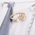 Verstellbarer goldener Schneeflocken-Ring mit Zirkonia-Sternen auf einer grauen Krawatte - Gold (D7203)