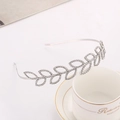 Serre-tête élégant argenté avec feuilles en strass posé sur une tasse en porcelaine - Argenté