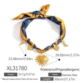 Collar pañuelo de seda con colgantes dorados de acero inoxidable chapado en oro de 18k - Estilo de Pañuelo Estampado con Múltiples Colgantes (XL31780)