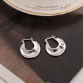 Orecchini a cerchio a forma di U in argento irregolare con design metallico a mezzaluna - Argento