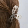 Grande molletta a farfalla traslucida per capelli folti mostrata su acconciatura donna - Stile Linea Farfalla Traslucida / crema