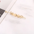 Elegante forcina per capelli dorata con motivi geometrici su superficie di marmo - Stile Geometrico Oro Liscio (O5205)