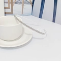 Serre-tête fin en métal argenté avec strass brillants sur une tasse à café blanche - Argent Strass Blanc