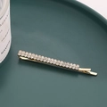 Eleganter vergoldeter Haarclip mit doppelten Reihen funkelnder Strasssteine auf grünem Tablett - Gold (B6420)