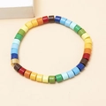 Buntes zylindrisches Perlenarmband mit goldener Akzentperle auf dezentem Hintergrund - Regenbogen (D6227)