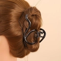 Pinza per capelli minimalista in metallo nero irregolare indossata su capelli castani - Nero