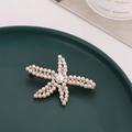 Eleganter Seestern-Anstecknadel mit weißen Perlen und Strass auf dunkelgrünem Teller - Goldene Perle Stil B2304