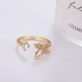 Eleganter goldener Schmetterlingsring mit Zirkonia-Steinen auf weißem Hintergrund - Einstellbar Offen / Gold (D9410)