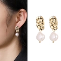 Pendientes de perlas barrocas vintage con acabado dorado martillado para mujer, vista combinada - Dorado