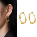 Unregelmäßige Lava-Struktur Goldohrringe mit minimalistischem Flüssigmetall-Design - Gold
