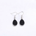Détail de boucles d'oreilles argentées avec pierre druzy noire en forme de goutte - Base Argent Noir