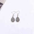 Vue macro détaillée de boucles d'oreilles goutte d'argent avec texture de cristal druzy gris - Ton Argent Gris Foncé