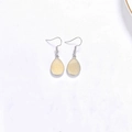 Détail de boucles d'oreilles goutte en résine avec paillettes jaunes sur crochets - Ton Argent Blanc Cassé