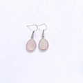 Vue détaillée de boucles d'oreilles en résine cristal en goutte sur fond blanc pur - Base Argent Rose Clair