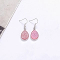 Détail de boucles d'oreilles en résine rose en forme de goutte avec crochets argentés - Rose Foncé avec Base en Argent