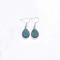 Détail de boucles d'oreilles argentées goutte avec paillettes druzy bleu sarcelle - Base Argent Vert