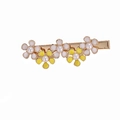 Dettaglio del fermaglio per capelli a fiori dorati con perle bianche e smalto giallo - Giallo (FJ10244-5)