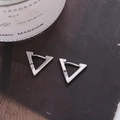 Minimalistische silberne Dreieck-Creolen mit hochglanzpolierter Metalloberfläche - Silber (D9116)