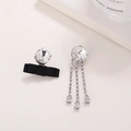 Asymmetrische silberne Ohrringe mit schwarzer Schleife, Zirkonia und langen Ketten - Asymmetrischer Bogen-Quasten-Stil