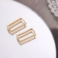 Eleganti orecchini a cerchio rettangolari dorati con design geometrico e finitura lucida - Oro