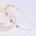 Detailaufnahme von goldenem Sonnenblumen-Haarreif mit Strasssteinen am Kaffeetasse - Weiße Strass Gold Sonnenblume (C8114)