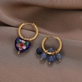 Pendientes asimétricos dorados con corazón de esmalte azul y borlas de cuentas - Azul Real (D8507)