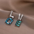 Orecchini asimmetrici in argento con pietre color smeraldo e blu acqua su seta marrone - Argento