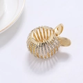 Pinza para coleta en aleación dorada con pedrería blanca y diseño de esfera - Dorado