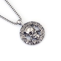 Dettaglio macro del ciondolo nodo celtico vintage con teschio in acciaio inossidabile - Targa del Teschio con Catena a Scatola