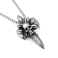 Détail du pendentif croix crâne gothique sur chaîne maille avec finition acier - Griffe de Poignard Crâne avec Chaîne en Acier Inoxydable